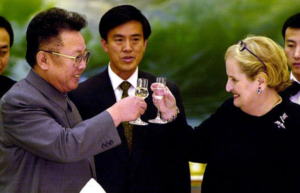 Madelein Albright, ministro degli esteri USA nel 2000 a Pyongyang